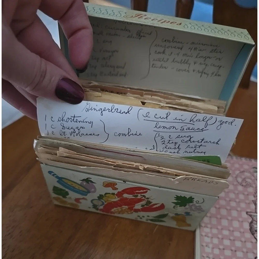 Vintage Handwritten Cut Out Classic Retro Recipe Box and Stand-Up‎ Recipe Book